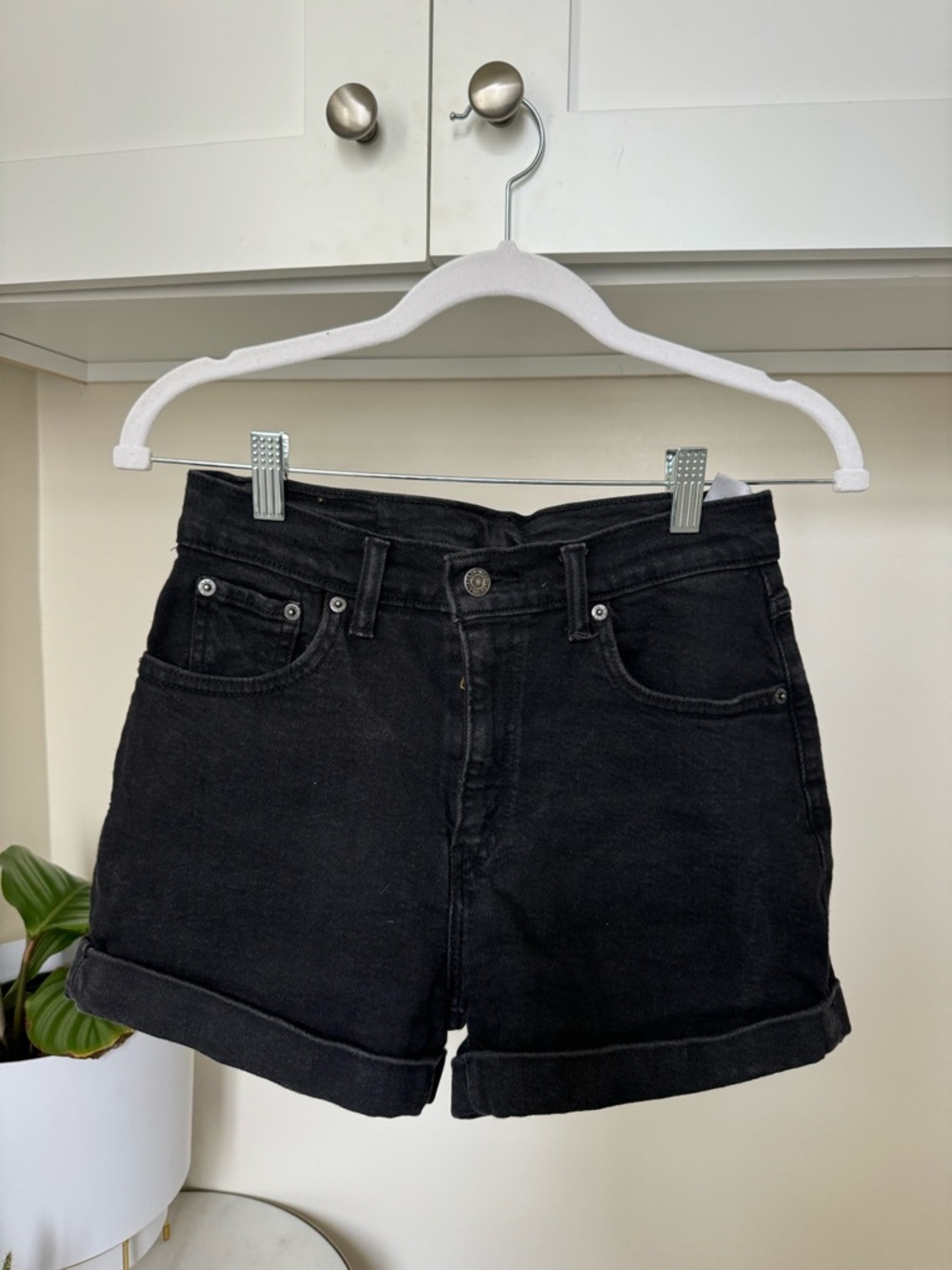 Levi's Black Rolled-Hem Denim Shorts size 25